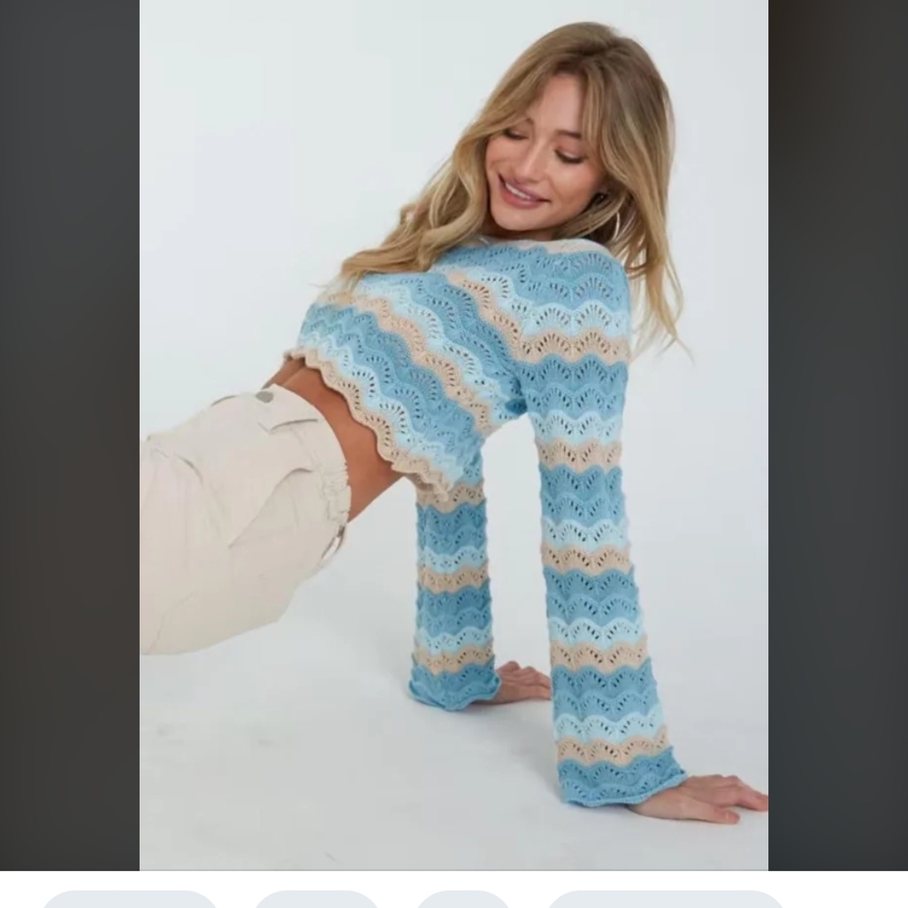 American Threads Beige and Light Blue Knit Top Size S Used Excelent Condition.